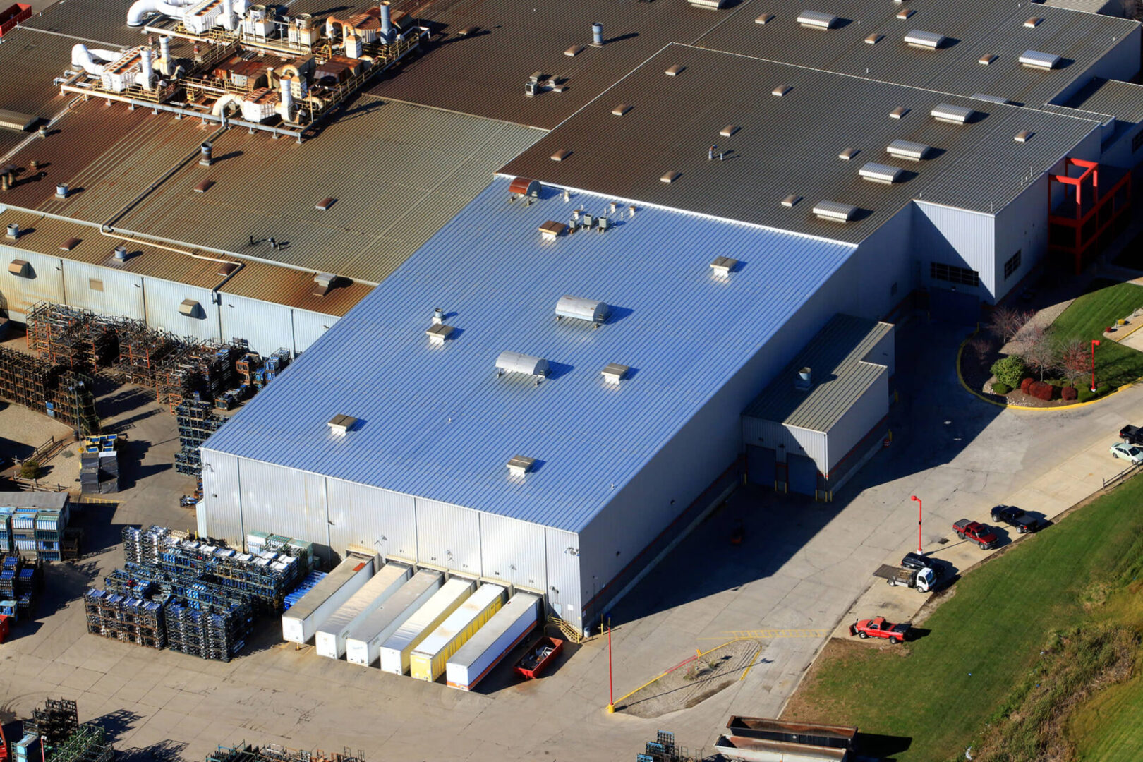 A large building with many storage tanks on top of it.